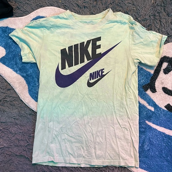 Light green Nike small tee worn twice - Picture 1 of 3